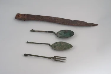 Colheres de sopa, faca e garfo (ferro e bronze)
